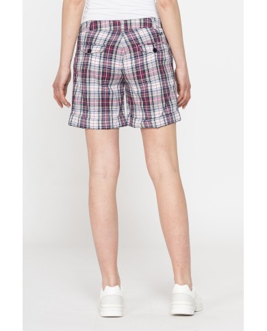 PANTALONE CORTO IN COTONE. Vita e gamba regolare.