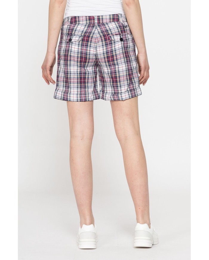 PANTALONE CORTO IN COTONE. Vita e gamba regolare.