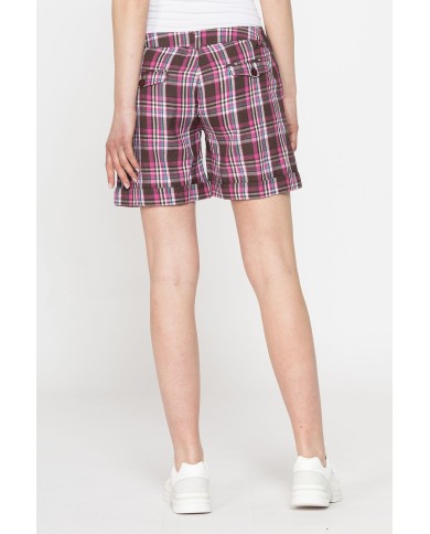 PANTALONE CORTO IN COTONE. Vita e gamba regolare.