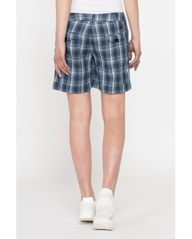 PANTALONE CORTO IN COTONE. Vita e gamba regolare.