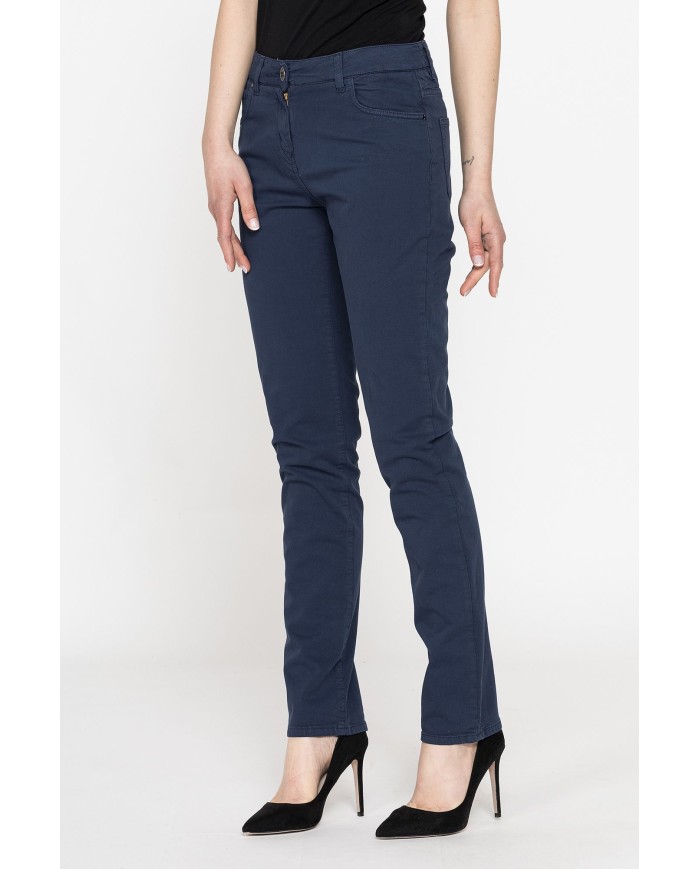 GABARDINA LEGGERA STRETCH. Vita e gamba regolare.