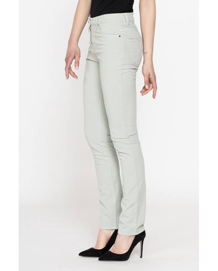 GABARDINA LEGGERA STRETCH. Vita e gamba regolare.