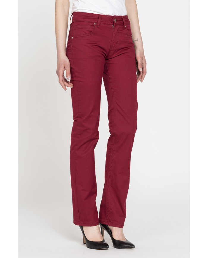 PANTALONI IN GABARDINA STRETCH. Vita regolare e gamba regolare.