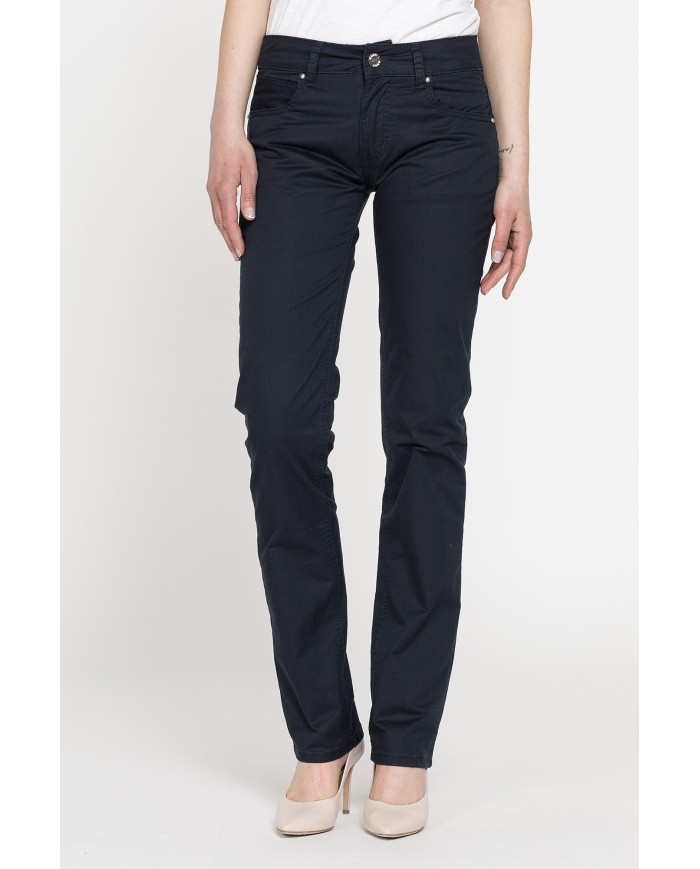 PANTALONI IN GABARDINA STRETCH. Vita regolare e gamba regolare.