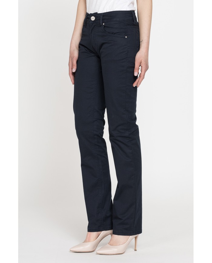 PANTALONI IN GABARDINA STRETCH. Vita regolare e gamba regolare.