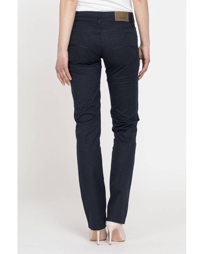 PANTALONI IN GABARDINA STRETCH. Vita regolare e gamba regolare.