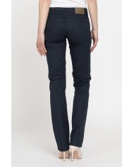 PANTALONI IN GABARDINA STRETCH. Vita regolare e gamba regolare.