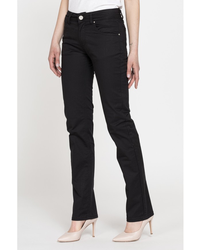 PANTALONI IN GABARDINA STRETCH. Vita regolare e gamba regolare.