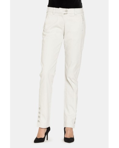 PANTALONI IN GABARDINA STRETCH. Vita regolare e gamba slim.