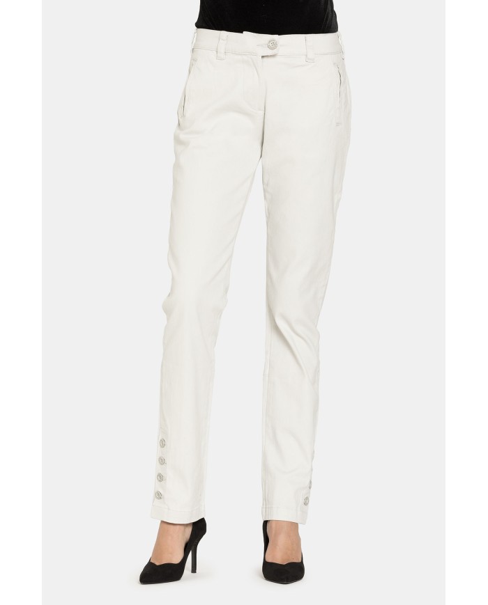 PANTALONI IN GABARDINA STRETCH. Vita regolare e gamba slim.