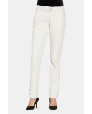 PANTALONI IN GABARDINA STRETCH. Vita regolare e gamba slim.
