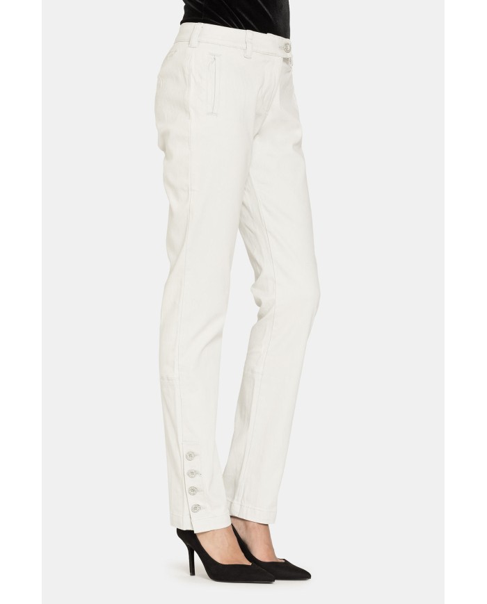 PANTALONI IN GABARDINA STRETCH. Vita regolare e gamba slim.