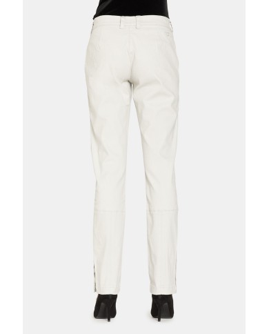 PANTALONI IN GABARDINA STRETCH. Vita regolare e gamba slim.