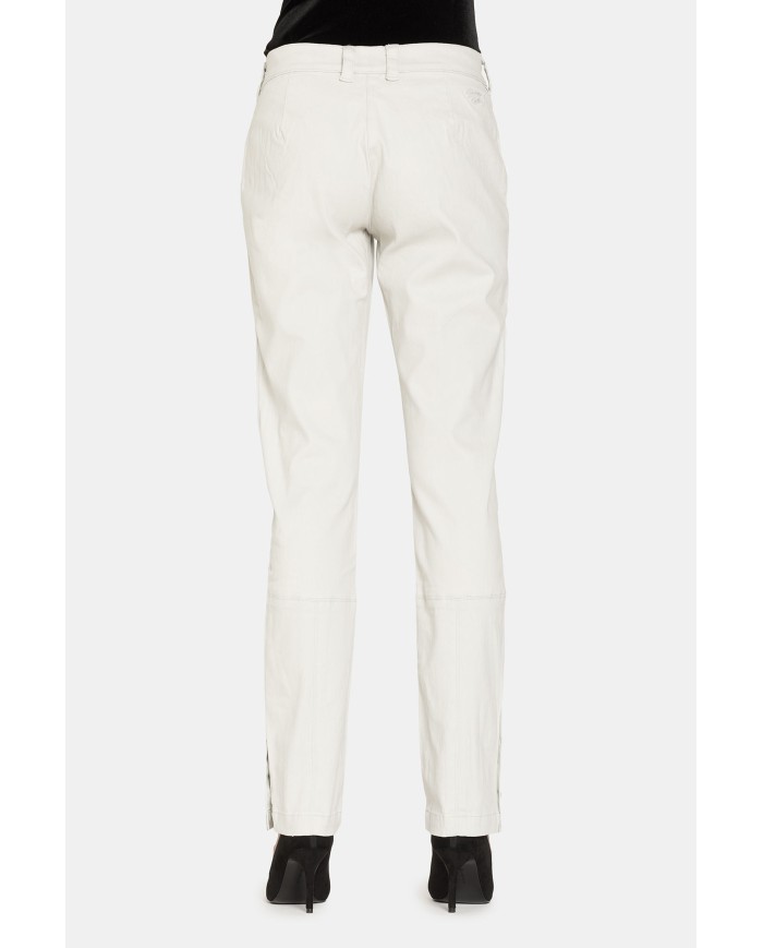 PANTALONI IN GABARDINA STRETCH. Vita regolare e gamba slim.