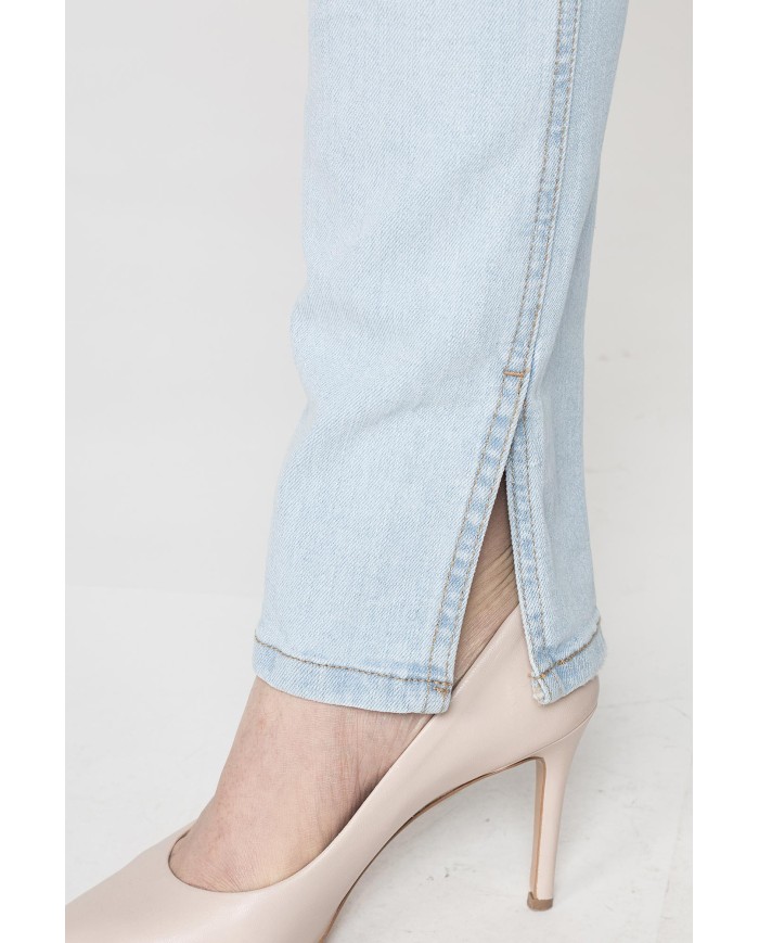 JEANS 5 TASCHE CON SPACCO SUL FONDO