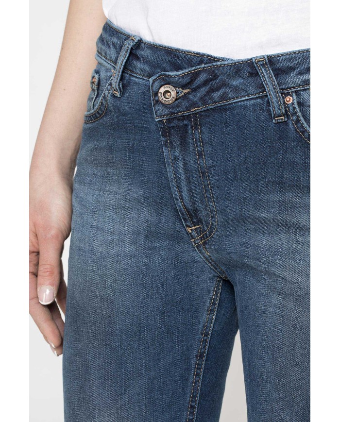 JEANS 5 TASCHE CON SPACCO SUL FONDO