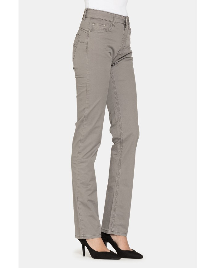 PANTALONI IN GABARDINA STRETCH. Vita alta e gamba regolare.