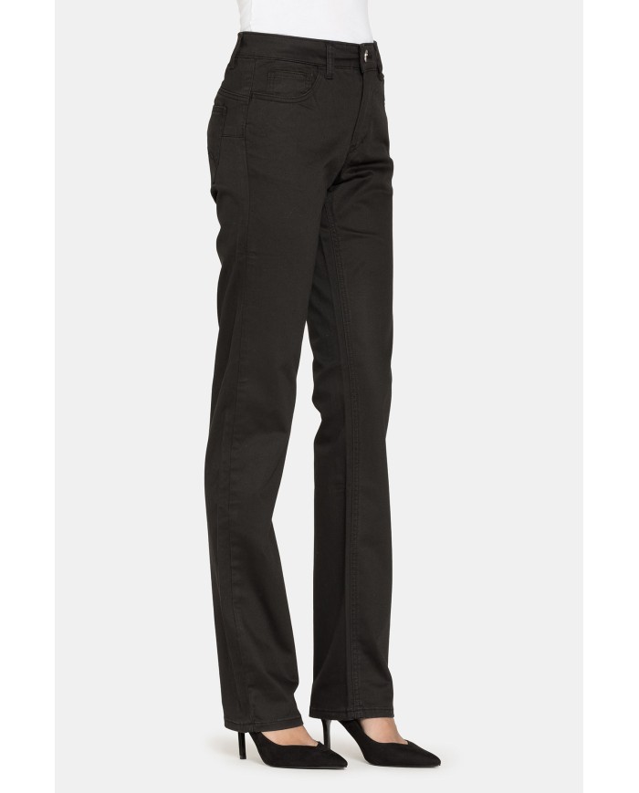 PANTALONI IN GABARDINA STRETCH. Vita alta e gamba regolare.