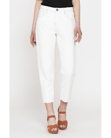 JEANS IN TESSUTO STRETCH 12,5 oz. Vita alta e gamba comfort.