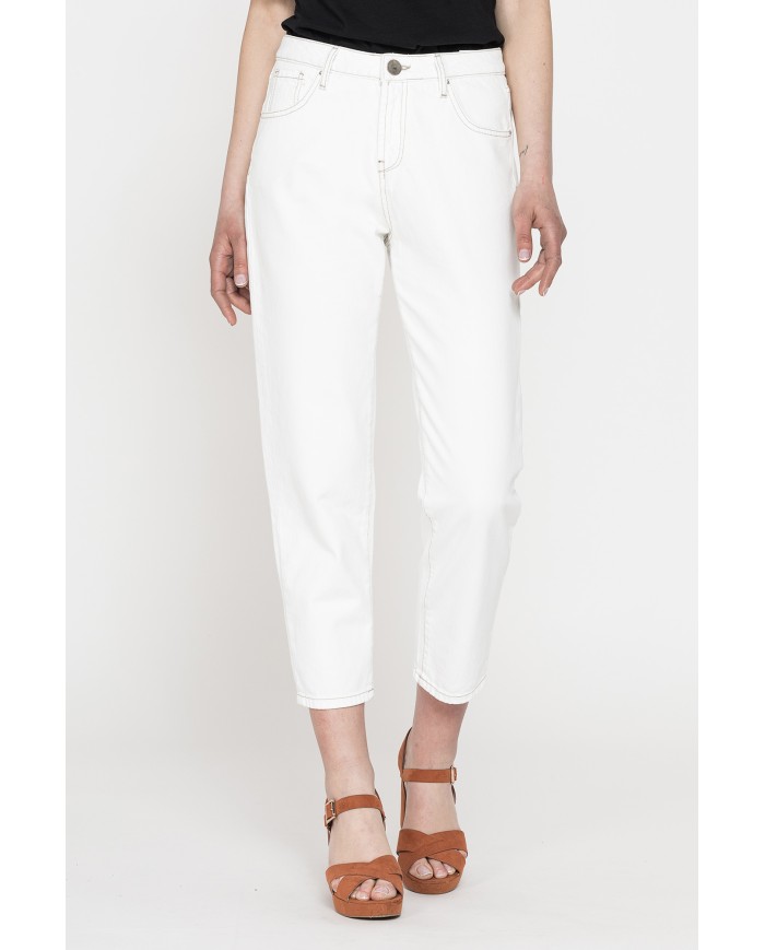 JEANS IN TESSUTO STRETCH 12,5 oz. Vita alta e gamba comfort.