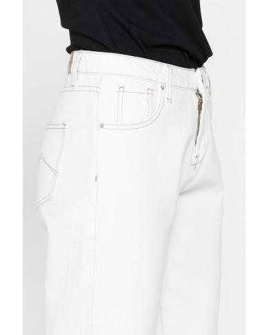 JEANS IN TESSUTO STRETCH 12,5 oz. Vita alta e gamba comfort.