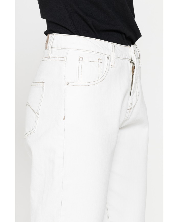 JEANS IN TESSUTO STRETCH 12,5 oz. Vita alta e gamba comfort.