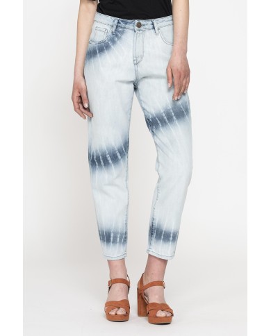 JEANS IN TESSUTO STRETCH 12,5 oz. Vita alta e gamba comfort.