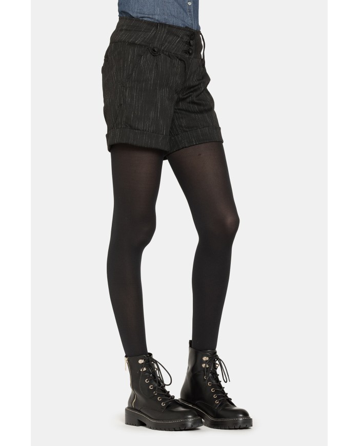 SHORT IN TESSUTO STRETCH. Vita regolare e gamba regolare.