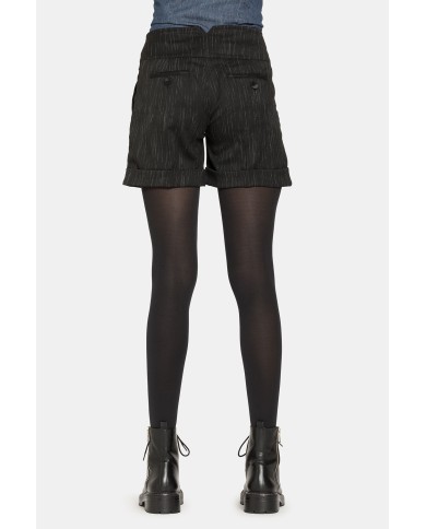 SHORT IN TESSUTO STRETCH. Vita regolare e gamba regolare.