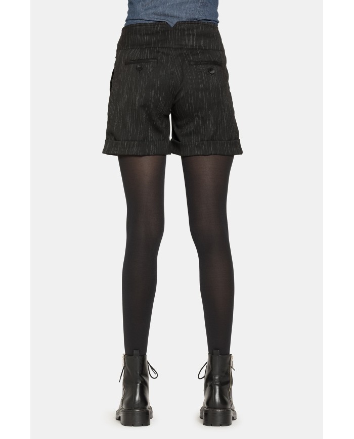 SHORT IN TESSUTO STRETCH. Vita regolare e gamba regolare.