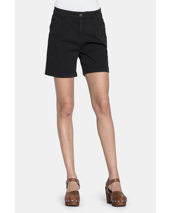 PANTALONE CORTO IN POPELINE STRETCH. Vita regolare