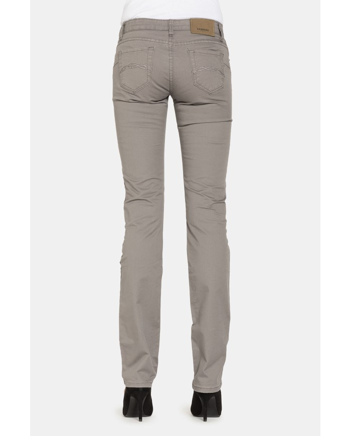 PANTALONI IN GABARDINA STRETCH. Vita bassa e gamba slim.