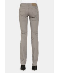 PANTALONI IN GABARDINA STRETCH. Vita bassa e gamba slim.
