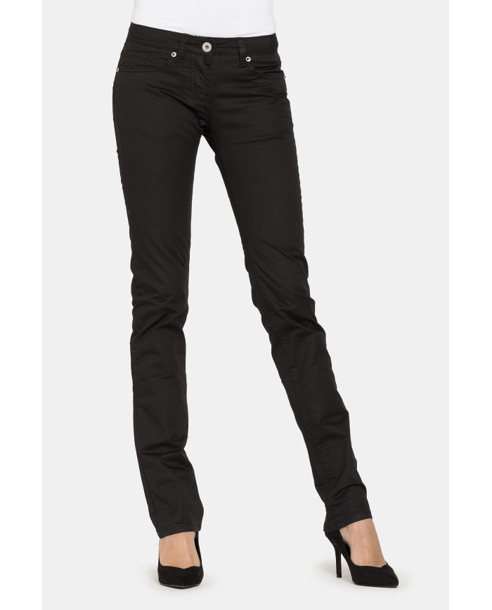 PANTALONI IN GABARDINA STRETCH. Vita bassa e gamba slim.