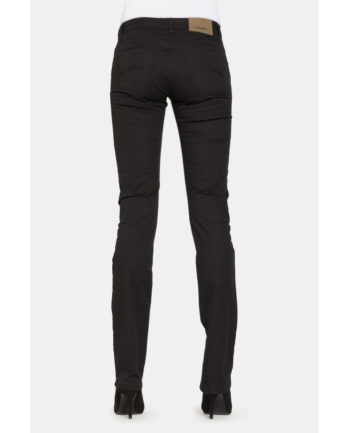 PANTALONI IN GABARDINA STRETCH. Vita bassa e gamba slim.