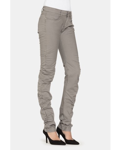 PANTALONI IN GABARDINA STRETCH. Vita bassa e gamba slim.