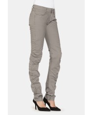 PANTALONI IN GABARDINA STRETCH. Vita bassa e gamba slim.