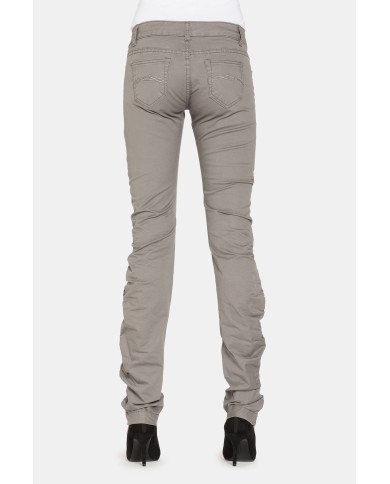 PANTALONI IN GABARDINA STRETCH. Vita bassa e gamba slim.