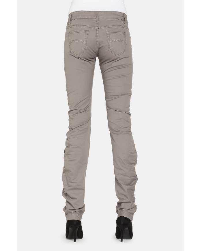 PANTALONI IN GABARDINA STRETCH. Vita bassa e gamba slim.