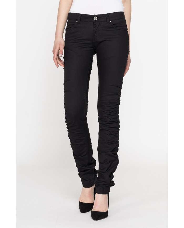 PANTALONI IN GABARDINA STRETCH. Vita bassa e gamba slim.