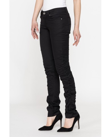 PANTALONI IN GABARDINA STRETCH. Vita bassa e gamba slim.