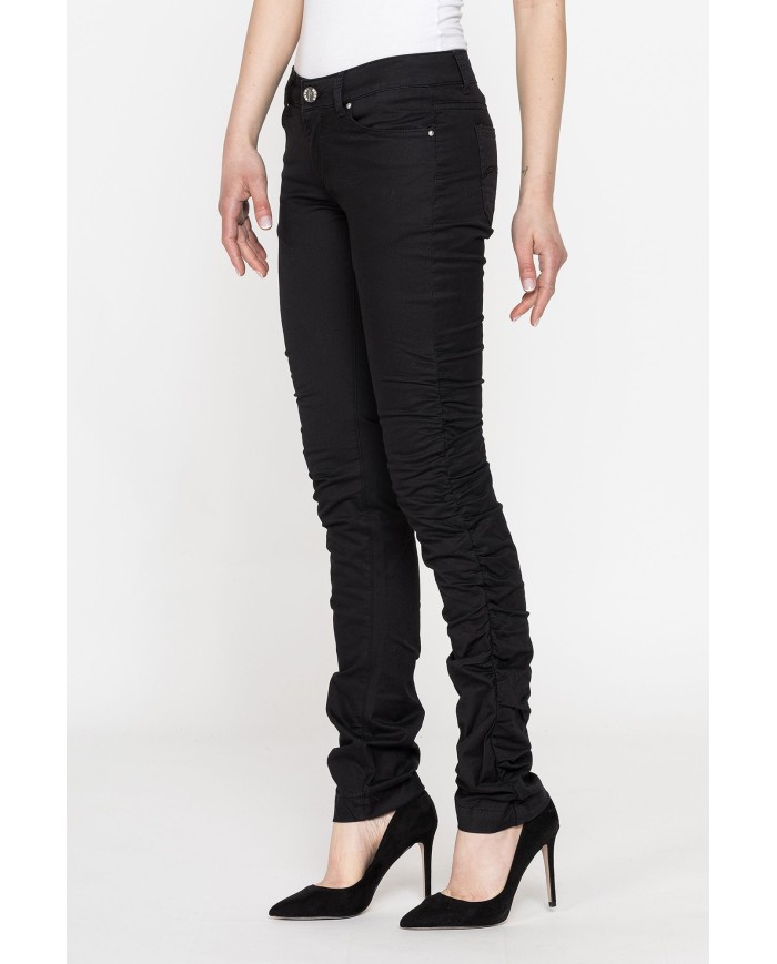 PANTALONI IN GABARDINA STRETCH. Vita bassa e gamba slim.