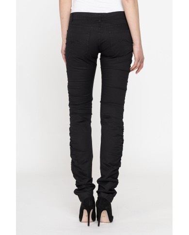 PANTALONI IN GABARDINA STRETCH. Vita bassa e gamba slim.