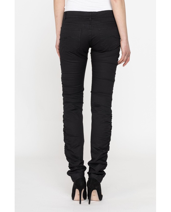 PANTALONI IN GABARDINA STRETCH. Vita bassa e gamba slim.