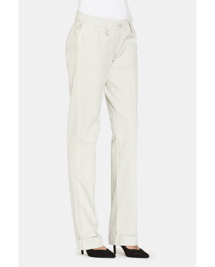 PANTALONI IN TESSUTO FERMO DI COTONE. Vita bassa e gamba regolare.