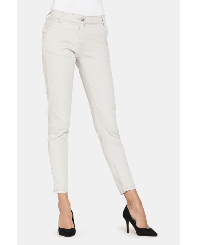 PANTALONI IN RASO STRETCH. Vita regolare e gamba slim.