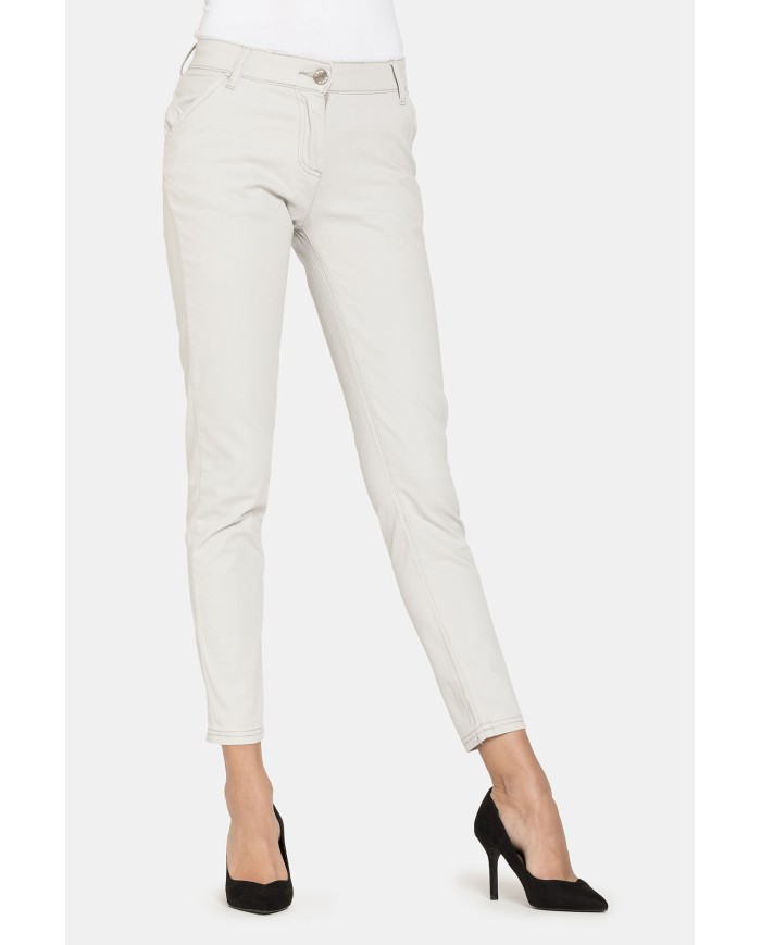PANTALONI IN RASO STRETCH. Vita regolare e gamba slim.