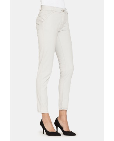 PANTALONI IN RASO STRETCH. Vita regolare e gamba slim.