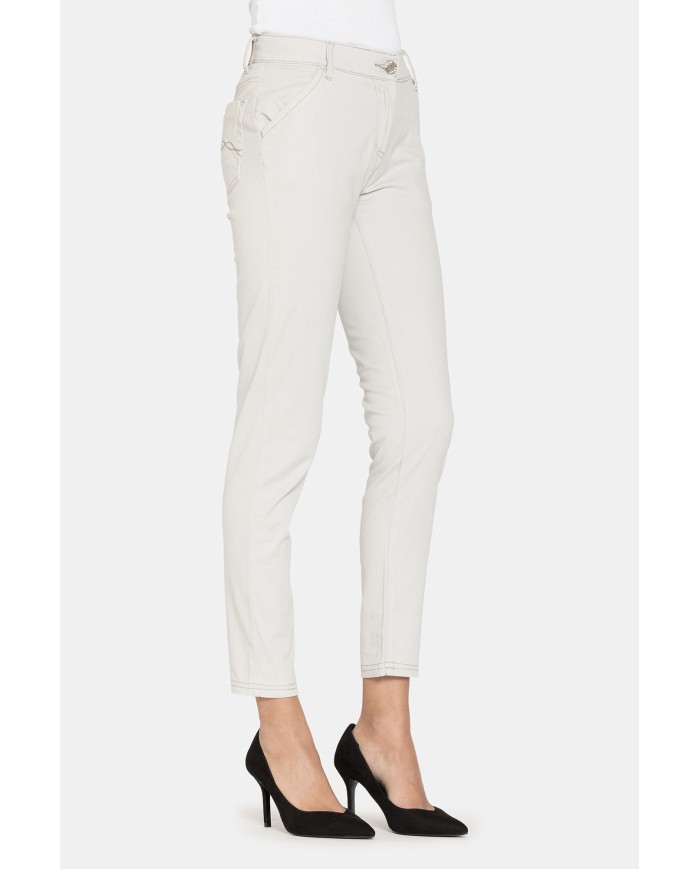 PANTALONI IN RASO STRETCH. Vita regolare e gamba slim.