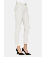 PANTALONI IN RASO STRETCH. Vita regolare e gamba slim.